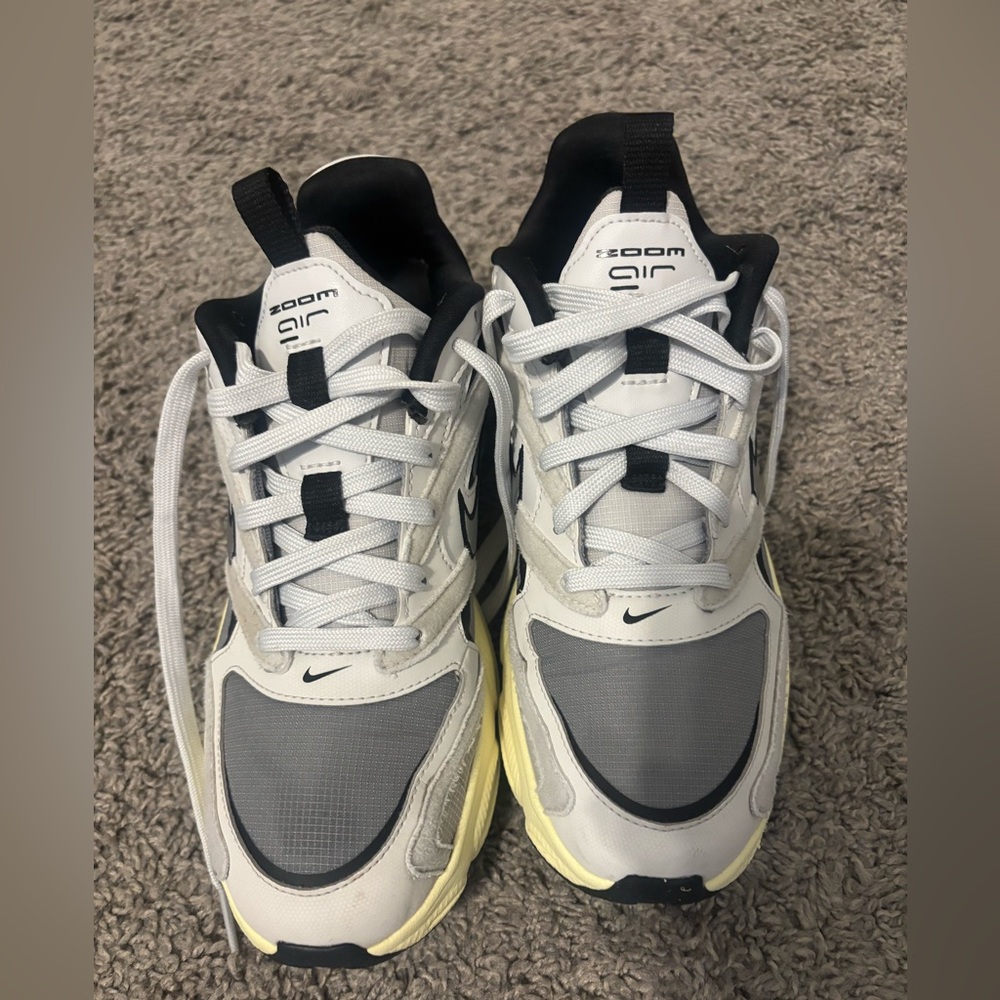 NIB WMNS NIKE ZOOM AIR FIRE PARTICLE GREY
METALLIC SILVER 003- SIZE 9